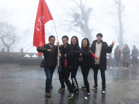 1515046470969697.jpg 爬山小分隊(duì)_副本.jpg